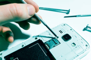 Read more about the article How to Loosen Tight Screws on Electronics